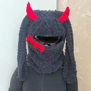 Pletená kukla Devil Bunny - černá a červená
